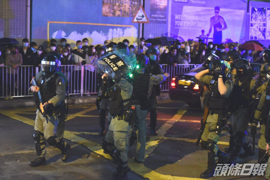 當晚大批防暴警到場驅散示威者。資料圖片