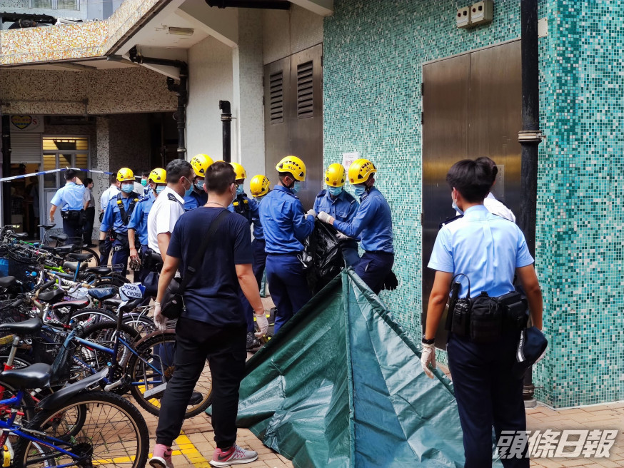 死者遺體被移到地面,以帳篷遮蓋暫時存放。 梁國峰攝