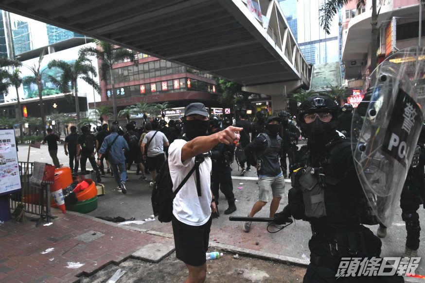 去年灣仔有大型示威防暴警到場。資料圖片