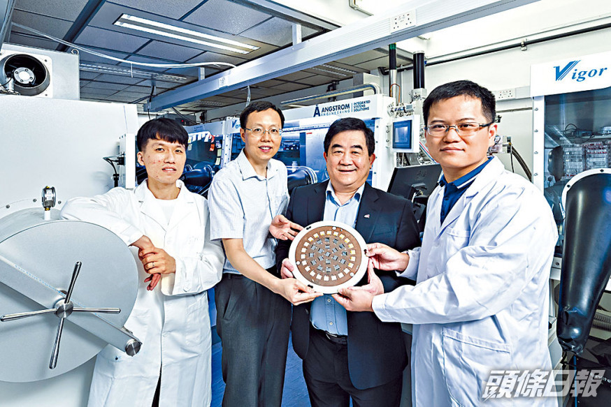任廣禹(右二)指,新的功能化金屬有機框架材料能夠捕捉有毒鉛離子,減少泄漏到環境中的風險。