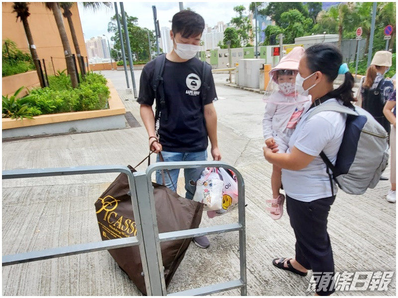 張先生一家四口今早執拾細軟,暫住親戚家中。