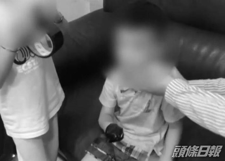 將小朋友綁成拳頭像是「哆啦A夢」。網圖
