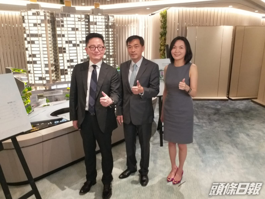 KOKO HILLS最快周內開價。圖中為會德豐黃光耀;右為陳惠慈;左為楊偉銘