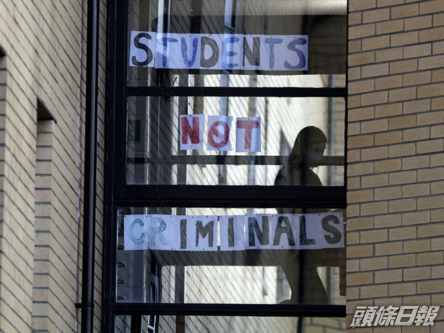英國至少32間大學現疫情,逾4000名學生宿舍隔離。AP圖片