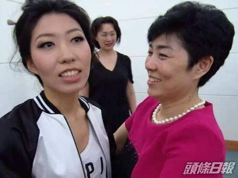 有人指曲婉婷在母親被捕6年間從未回國探望。網圖