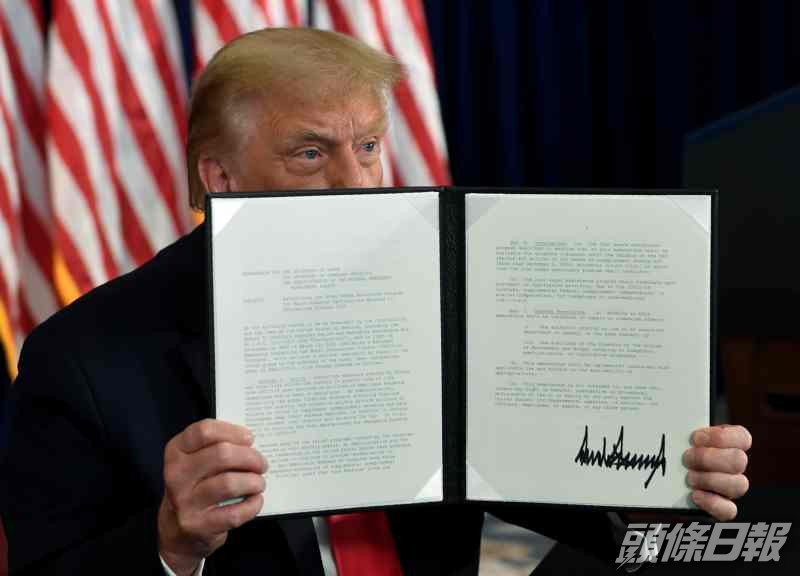 特朗普在高爾夫球俱樂部內舉行簽署儀式。AP