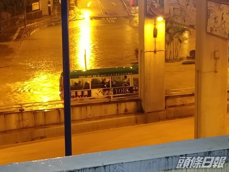 載客綠Van死火被困。Rohan Tam圖片