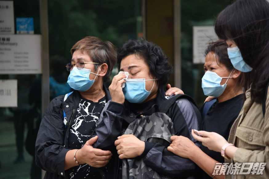 王太認屍後不停拭淚。