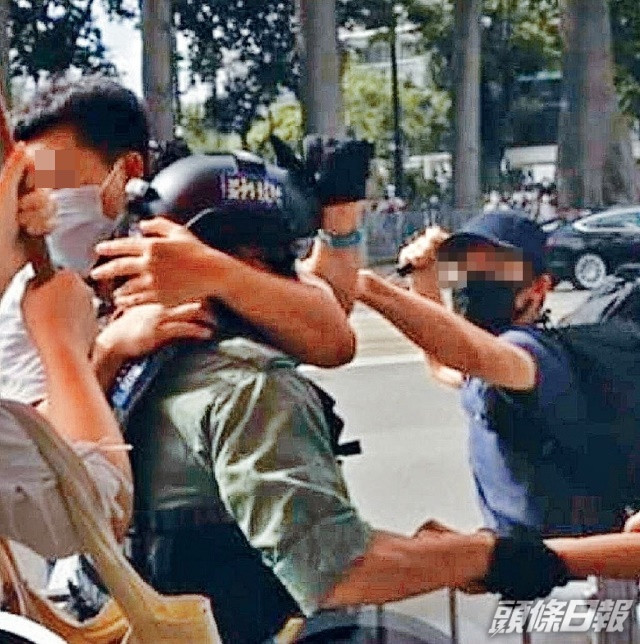 疑為警員被人刺傷一刻。網圖