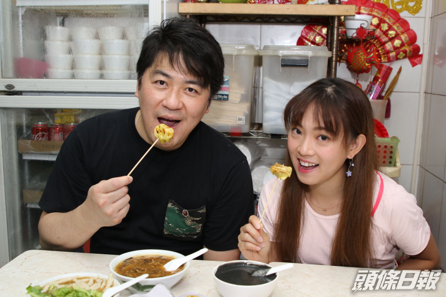 熱愛港式小食的滾軸溜冰美女蔡穎怡拜訪呂仔記店東呂賢坤,一起大啖美食。王嘉豪攝