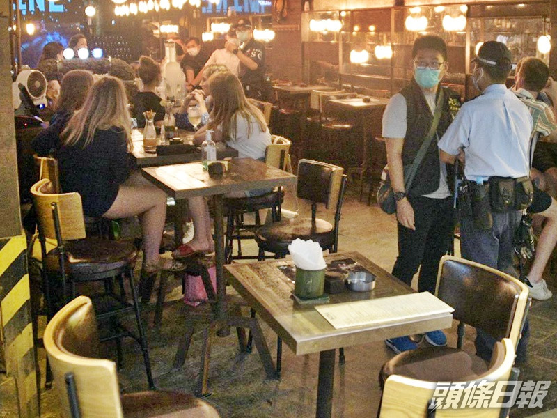 政府放寬防疫措施允許酒吧重開,但限制不得有多於2人同坐一桌。資料圖片