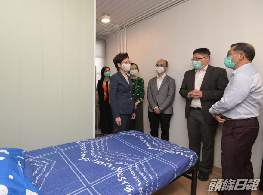 林鄭月娥參觀檢疫中心其中一個單位。政府新聞處圖片