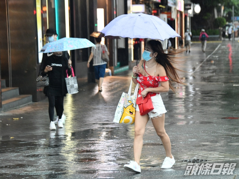 天文台預料本港地區今日大致多雲,間中有驟雨。資料圖片
