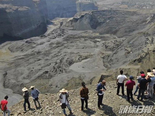 大批泥石、碎片夾雜著垃圾塌下,許多工人被壓和受困。AP