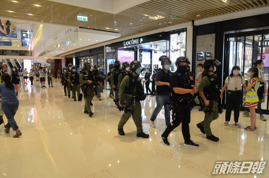防暴警進入商場截查並一度舉起紫旗。