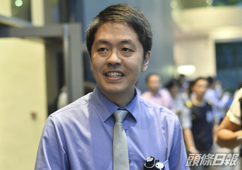 許智峯表示,質疑政府因為「怕輸」延遲選舉。 資料圖片