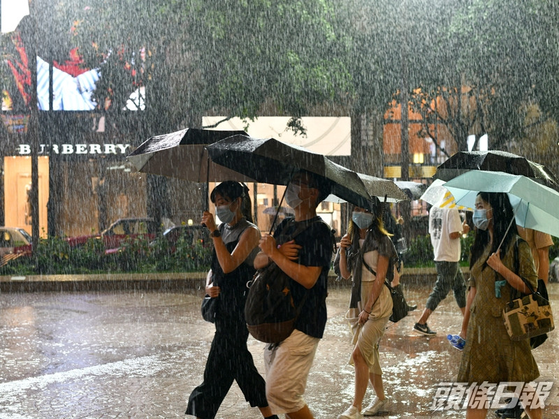 中秋正日天氣大致多雲,間中有驟雨及雷暴。資料圖片