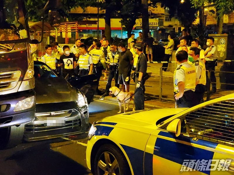警方帶警犬到場搜車,並未發現可疑物品。