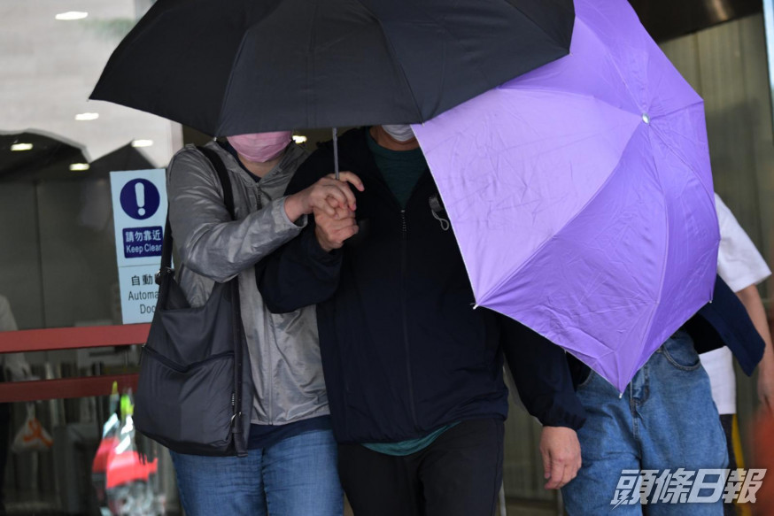 被告施振英(中)。