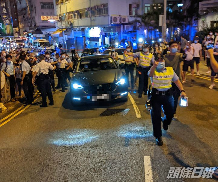警員與現場人群發生推撞。西環變幻時圖片