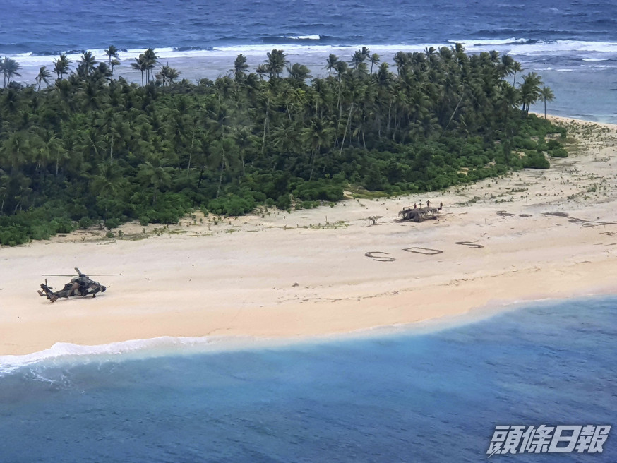 3名水手在無人島沙灘畫「SOS」求救。 AP