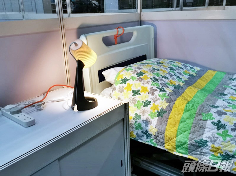 入住患者以性別劃分,病格有一張床、一個小檯燈、一張書桌和一個儲物櫃,有隔板將病格隔開。