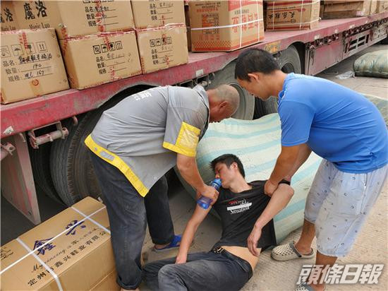 徐小帥因為疲勞過度暈倒。網圖