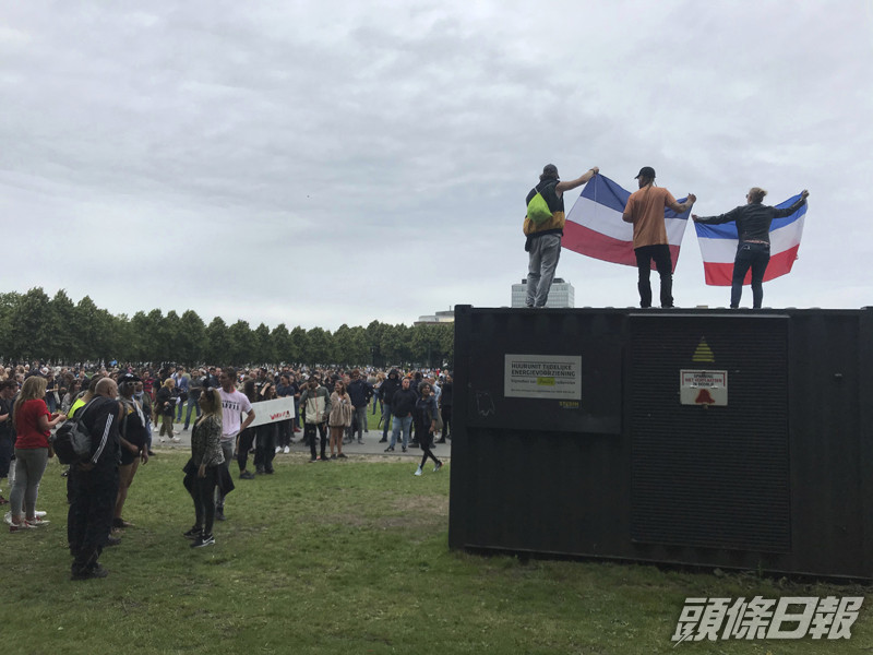 荷蘭海牙有數千名民眾發起示威活動,抗議政府新冠肺炎的防疫封鎖措施。AP圖