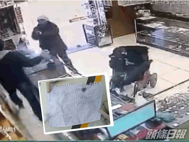 青年坐在輪椅上並拿著紙條給店員。網圖