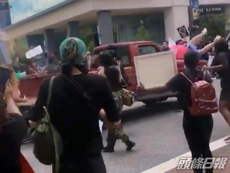 現場情況一片混亂人群驚惶失措。網圖