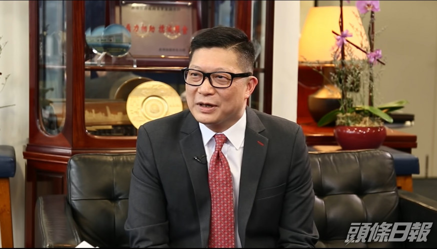 記協不滿鄧炳強稱部分「黃背心任何人記者」,在衝突現場參與遊行、刻意阻礙警方工作、搶犯等。影片截圖