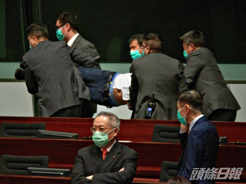 早前民主派議員陳志全被保安抬離議事廳。資料圖片