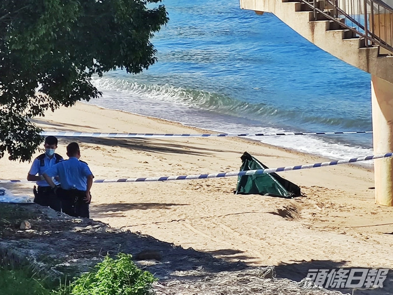 警方暫用布將死者遺體遮蓋。