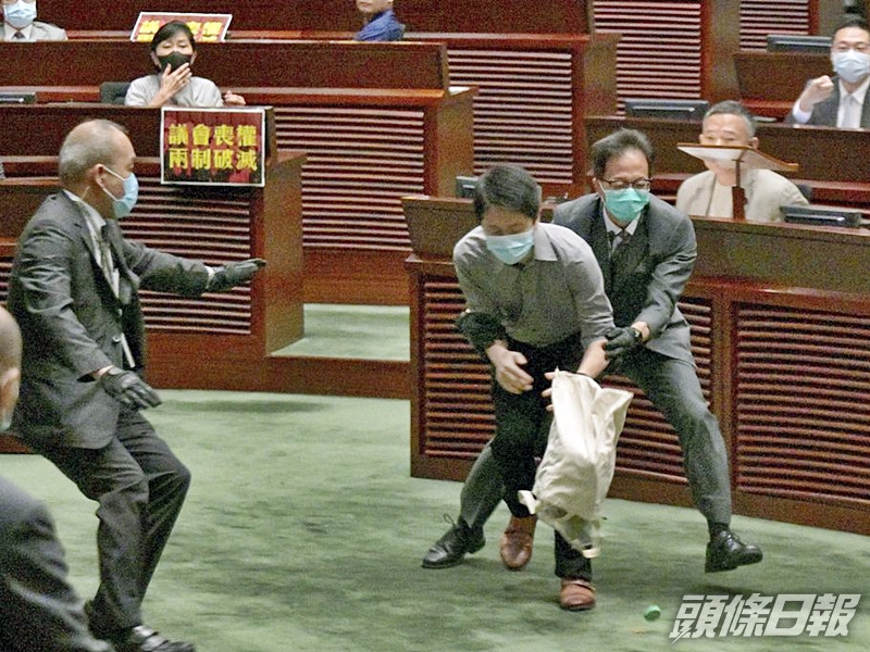 許智峯走向主席台。資料圖片