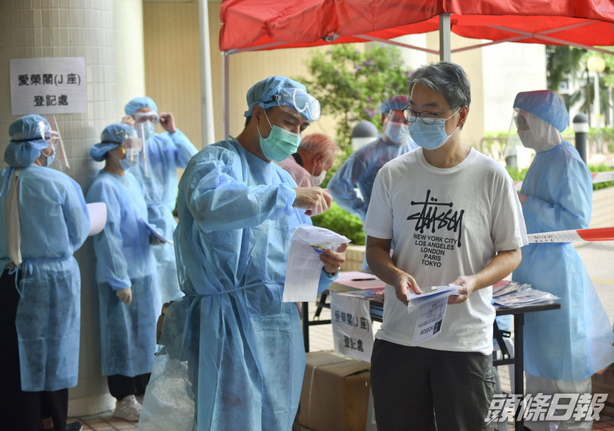 民政署工作人員教導居民咽喉拭子採樣方法。 資料圖片