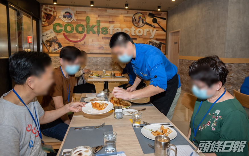 歌連臣角懲教所接受烹飪和餐飲業訓練的所員與家人一同製作並分享麵包焗豬扒飯。署方圖片