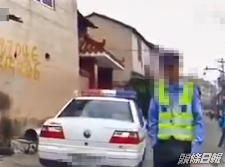 輔警將車主截停後,指出車輛有多處地方被改動。影片截圖