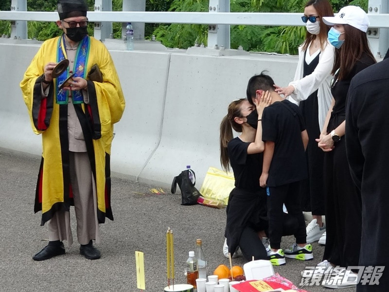近20名親屬路祭難掩悲痛。
