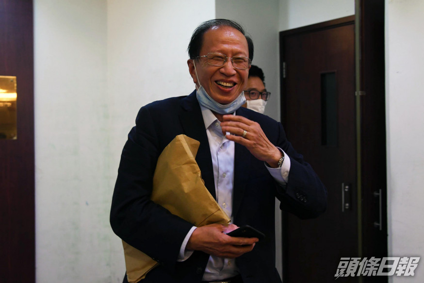 足總董事會昨進行六小時馬拉松式會議,主席貝鈞奇會後指下周將再上立會。郭晉朗攝