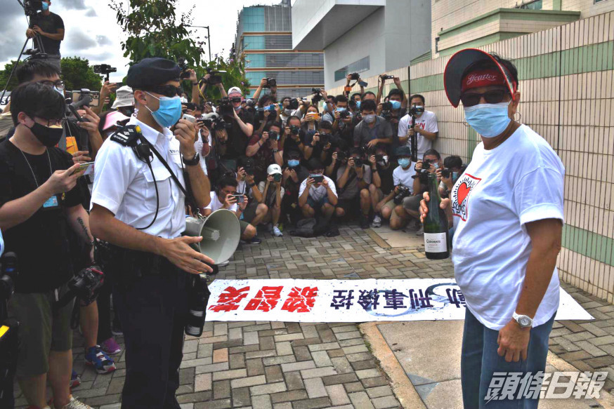 警員上前指慶祝市民涉嫌違反限聚令