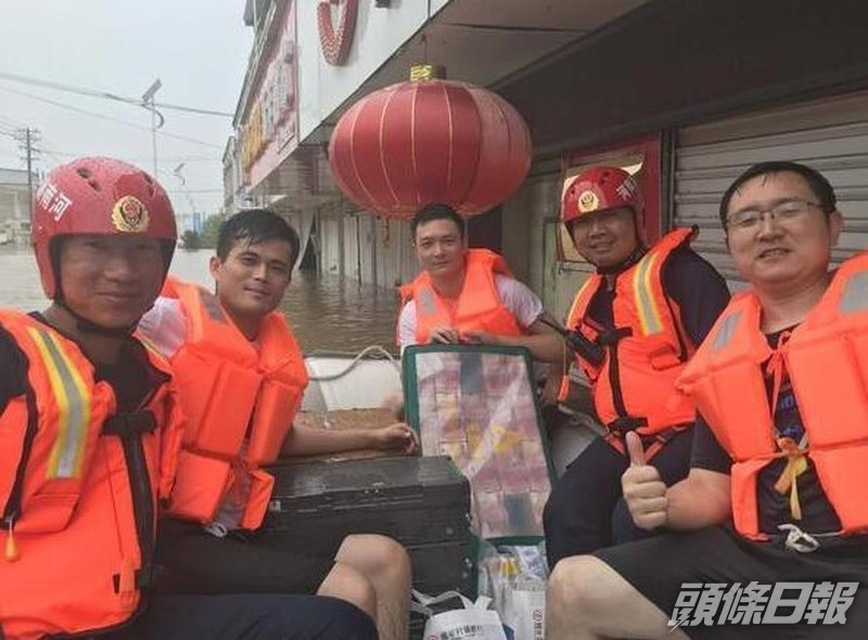 消防員水中撈出300多萬現金。(網圖)