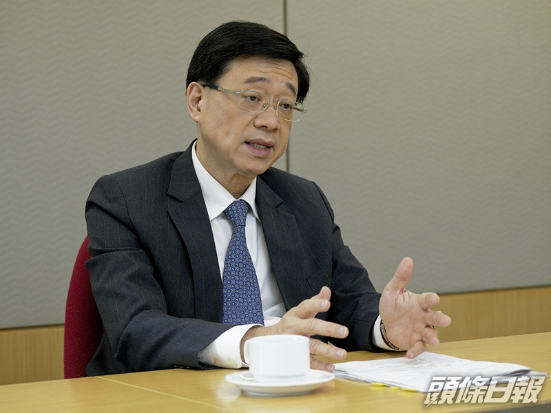 李家超指網絡商拒刪信息即違法。