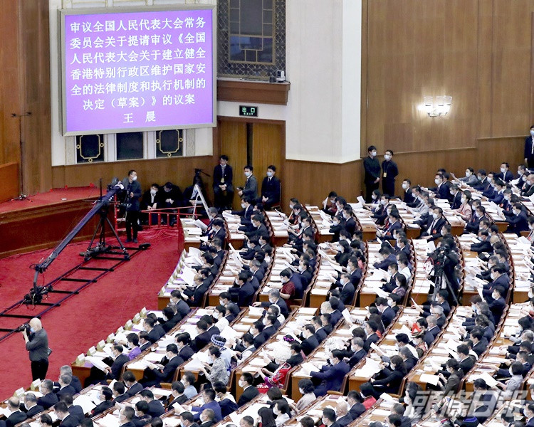 草案獲高票通過。新華社資料圖片
