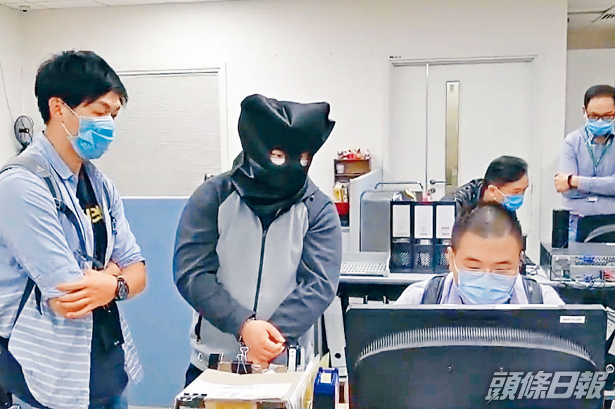 涉嫌在網上大量發布煽動暴力的無綫員工,被捕後遭押返工作地點蒐證。