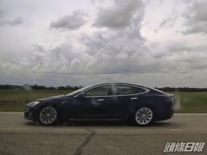 加拿大男子駕駛「Tesla」自動汽車時呼呼入睡。RCMP Twitter