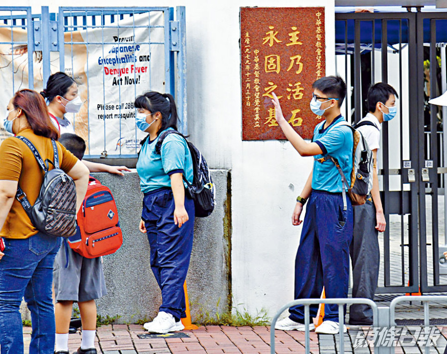 中小學昨日全面恢復面授課堂,但跨境生因兩地防疫政策不同,暫未能回港返學。