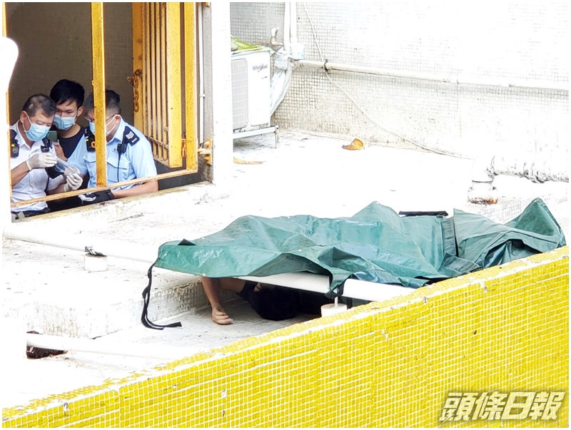 警方以帳篷遮蓋死者遺體。