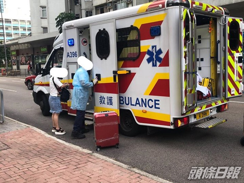 大媽被救護車送走。網民W S Ada Chan