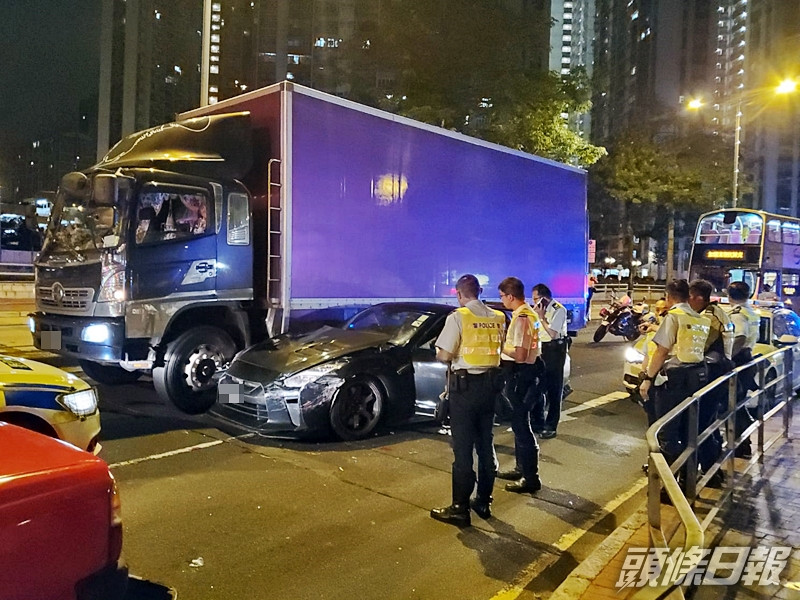 該輛跑車意外撞上的士車尾及貨車左邊車身。