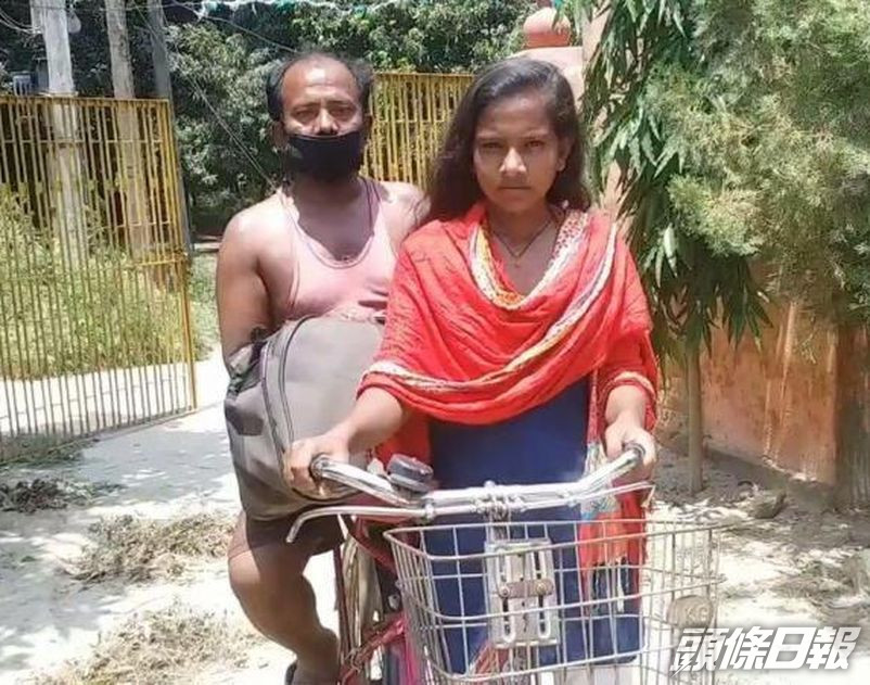 父女的回家路一點也不容易,爸爸無法協助Jyoti而只能坐在單車的後座。網圖